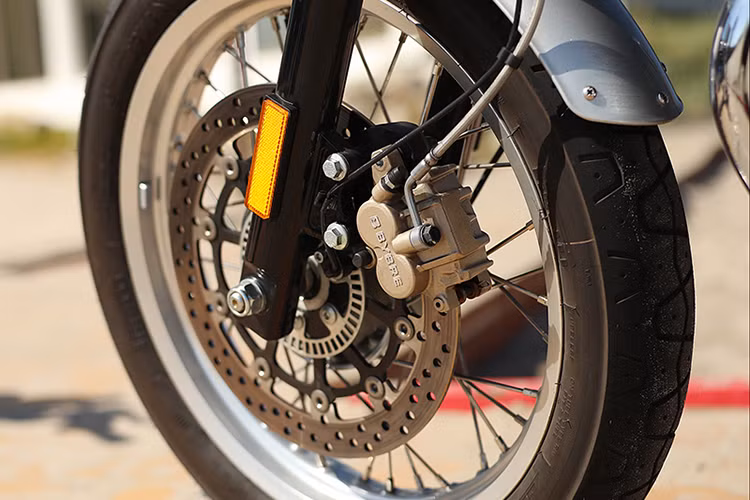 Trong khi đó, Royal Enfield Interceptor 650 và Continental GT 650 có độ cao yên khá thuận tiện - 793 mm, hỗ trợ rất nhiều cho trọng lượng khô lần lượt là 202 và 198 kg, cho dù độ cao gầm xe cũng khá lớn - 174mm. Ngoài ra, Interceptor 650 có dung tích bình xăng là 13,7L, trong khi của Continental GT 650 là 12,5L. Cả 2 đều được trang bị hệ thống giảm xóc đôi trước và sau cùng phanh đĩa và công nghệ ABS.