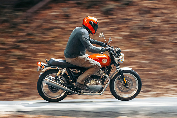 Tại thị trường Ấn Độ, giá xe Royal Enfield Continental GT 650 khoảng 265.000 Rupee (tương đương 86,3 triệu đồng) và chiếc Interceptor 650 có giá khoảng 250.000 Rupee (tương đương 81,4 triệu đồng).