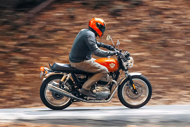 Tại thị trường Ấn Độ, giá xe Royal Enfield Continental GT 650 khoảng 265.000 Rupee (tương đương 86,3 triệu đồng) và chiếc Interceptor 650 có giá khoảng 250.000 Rupee (tương đương 81,4 triệu đồng).