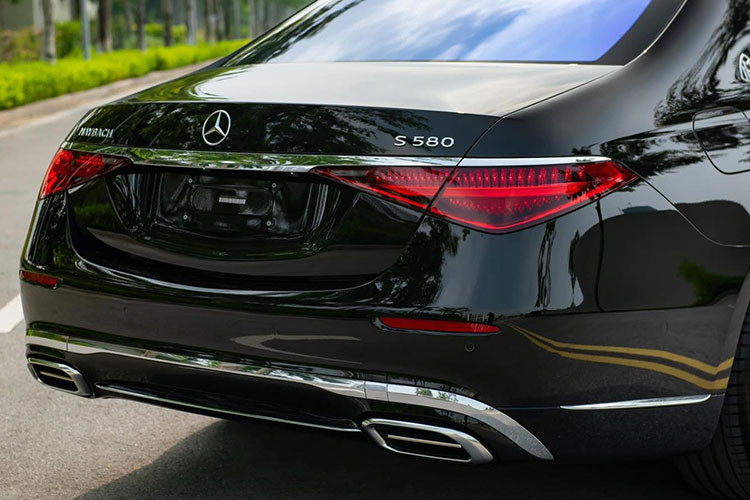 Điểm mới dễ nhận thấy nhất ở khu vực "mặt tiền" S580 2022 chính là bộ lưới tản nhiệt lớn với 27 thanh nan đặt dọc, được bao trọn bởi viền crom sáng bóng. Hệ thống chiếu sáng trước với đèn pha dạng multibeam LED cho khả năng chiếu sáng vượt trội, đèn ban ngày LED tạo hình móc câu sắc lẹm. Đèn hậu Mercedes-Maybach S 580 với loạt bóng LED nhỏ bên trong như bầu trời sao lấp lánh...