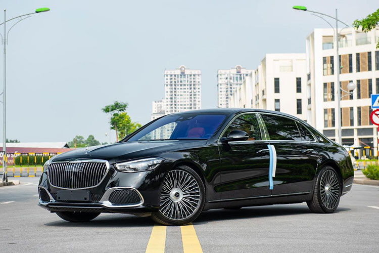 Mẫu xe siêu sang Mercedes-Maybach thế hệ mới với những thay đổi ngoại hình cũng như trang bị bên trong khoang lái đã có mặt khá nhiều tại các đại lý tư nhân Việt Nam để phục vụ các đại gia lắm tiền không thích chờ đợi, lý do là phía chính hãng đang rất "khan hàng" dòng Mercedes-Maybach S-Class 2022 mới.