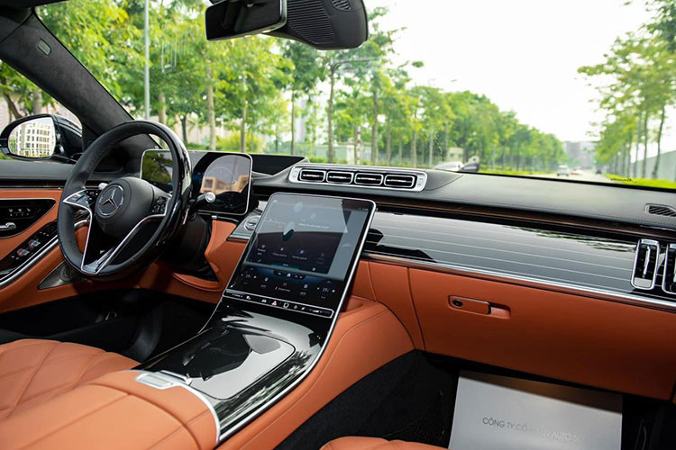 Bên trong nội thất Mercedes-Maybach S580 2022 gồm những trang bị đáng chú ý nhw; màn hình hiển thị thông tin kính lái HUD, hệ thống âm thanh Burmester cao cấp, hệ thống thông tin giải trí MBUX, ghế massage cho hành khách hay cửa sau tự động đóng/mở bằng nút bấm, nội thất bọc da cao cấp và ốp gỗ hay hệ thống đèn viền Ambient Light nhiều màu. 