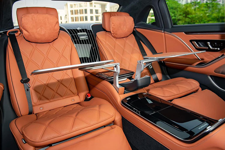Vốn là tuyệt phẩm được sinh ra để phục vụ các ông chủ giàu có, thành đạt nên mọi tinh hoa trên chiếc Mercedes-Maybach S580 2022 mới đều hội tụ ở hàng ghế thứ 2. Tại đây không thiếu bất kỳ tiện nghi xa xỉ nào với không gian vô cùng rộng rãi, cả hai ghế ngồi thiết kế độc lập và được bọc da cao cấp đi kèm chế độ ngả 43,5 độ.