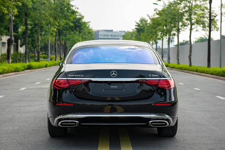 So với Mercedes-Maybach S680, phiên bản Mercedes-Maybach S580 chỉ được trang bị động cơ V8, tăng áp kép, dung tích 4.0 lít nên có thuế tốt hơn. Động cơ kết hợp cùng hệ thống mild hybrid 48 V giúp xe sản sinh công suất tối đa 496 mã lực, tăng 33 mã lực so với Mercedes-Maybach S560 4Matic. Mô-men xoắn cực đại 700 Nm.