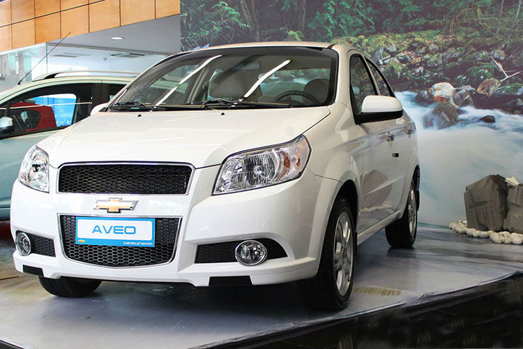 Mang tên gọi Chevrolet Aveo nhưng trên thực tế, "gốc" của mẫu xe này chính là chiếc xe sedan Daewoo Gentra, đã có mặt trên thị trường từ khá lâu. Thế hệ Aveo hiện đang được bán ở Việt Nam cũng đã có mặt trên Thế giới từ năm 2002 và có phiên bản hoàn toàn mới từ năm 2011.