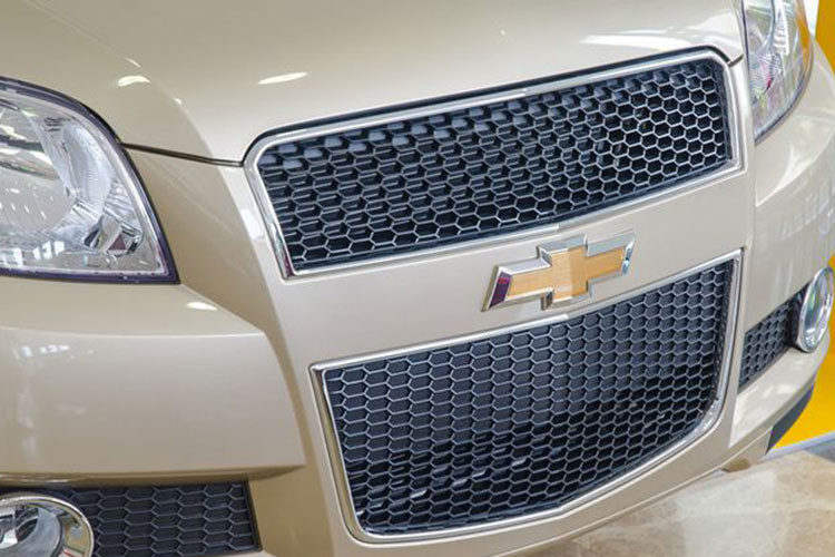 Sau khi chuyển thương hiệu từ GM Daewoo thành Chevrolet, mẫu xe Gentra cũng đã được thương hiệu ôtô Mỹ "nâng cấp" lên thành Aveo bằng cách trang bị thêm một số tiện nghi và thay đổi thiết kế phần đầu và đuôi xe theo phong cách phù hợp hơn của hãng xe tới từ Mỹ.