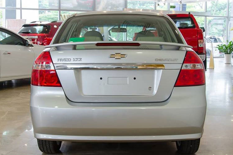 Nằm trong phân khúc sedan cỡ nhỏ hạng B - tương đương với Honda City hay Toyota Vios, Chevrolet Aveo sở hữu kích thước Dài x Rộng x Cao lần lượt đạt 4.310 x 1.710 x 1.505 (mm), chiều dài cơ sở 2.480 (mm) khoảng sáng gầm xe 130 (mm). Với các thông số kích thước này, Aveo có phần thua thiệt so với đối thủcùng phân khúc.