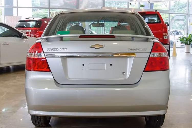 Nằm trong phân khúc sedan cỡ nhỏ hạng B - tương đương với Honda City hay Toyota Vios, Chevrolet Aveo sở hữu kích thước Dài x Rộng x Cao lần lượt đạt 4.310 x 1.710 x 1.505 (mm), chiều dài cơ sở 2.480 (mm) khoảng sáng gầm xe 130 (mm). Với các thông số kích thước này, Aveo có phần thua thiệt so với đối thủcùng phân khúc.