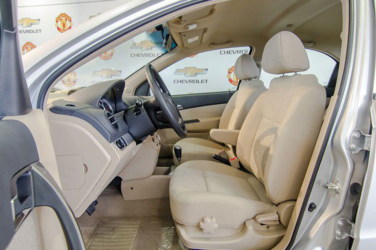 Cụm đồng hồ analog trên xe thiết kế đơn giản, hiẻn thị hông báo đầy đủ các thông số như; vòng tua máy, nhiệt độ động cơ, nhiên liệu, tốc độ,... kèm theo một màn hình LCD nhỏ hiển thị một vài thông tin khác, tuy nhiên đồng hồ này có chất lượng màu kém và không sắc nét sẽ gây khó chịu cho những người mắt yếu.