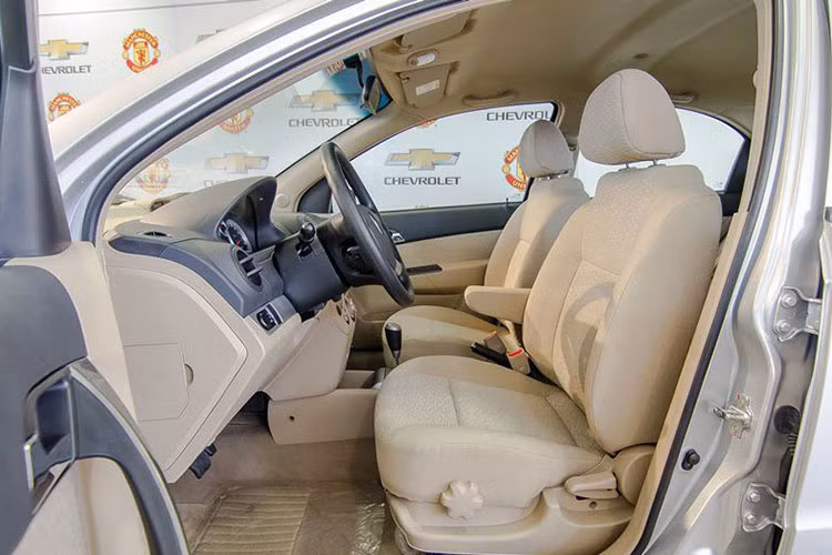 Cụm đồng hồ analog trên xe thiết kế đơn giản, hiẻn thị hông báo đầy đủ các thông số như; vòng tua máy, nhiệt độ động cơ, nhiên liệu, tốc độ,... kèm theo một màn hình LCD nhỏ hiển thị một vài thông tin khác, tuy nhiên đồng hồ này có chất lượng màu kém và không sắc nét sẽ gây khó chịu cho những người mắt yếu.