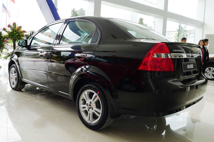 Có mặt tại thị trường Việt Nam từ khá lâu nhưng Chevrolet Aveo LT vốn không mấy được ưa chuộng bởi thiết kế ngoại thất và nội thất có phần kém hấp dẫn so với các đối thủ cùng phân khúc. Thậm chí, đến hiện tại, mẫu xe thương hiệu Mỹ này vẫn chỉ được trang bị 2 túi khí cùng phanh chống bó cứng ABS, nghèo nàn hơn cả một mẫu hatchback hạng A.
