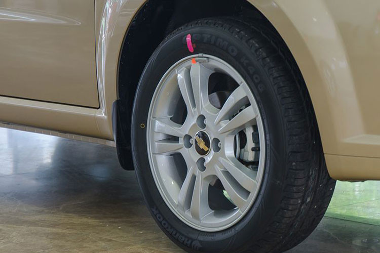 Phần đầu xe thiết kế có nét cứng cáp theo phong cách xe Mỹ nhưng xen lẫn chút điệu đà của xe Hàn. Hệ thống đèn hậu sử dụng toàn bộ bóng dây tóc halogen truyền thống, cho khả năng quan sát tốt, nhưng lại thiếu đi nét hiện đại. Mâm đúc hợp kim 15 inch đi kèm với bộ lốp 185/55, gương chiếu hậu chỉ trang bị chỉnh/gập điện không tích hợp xi nhan báo rẽ.