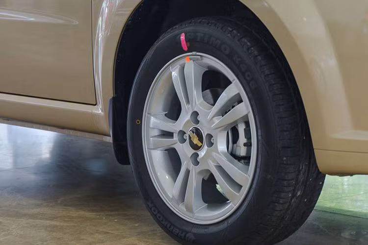 Phần đầu xe thiết kế có nét cứng cáp theo phong cách xe Mỹ nhưng xen lẫn chút điệu đà của xe Hàn. Hệ thống đèn hậu sử dụng toàn bộ bóng dây tóc halogen truyền thống, cho khả năng quan sát tốt, nhưng lại thiếu đi nét hiện đại. Mâm đúc hợp kim 15 inch đi kèm với bộ lốp 185/55, gương chiếu hậu chỉ trang bị chỉnh/gập điện không tích hợp xi nhan báo rẽ.