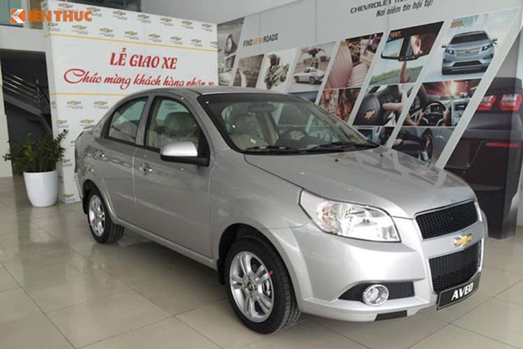 Trong tháng 10 này, Chevrolet giảm giá 80 triệu đồng cho mẫu sedan cỡ B Aveo LT từ, 459 triệu đồng xuống còn 379 triệu đồng. Với mức giảm này, giá Chevrolet Aveo LT hiện đang thấp nhất phân khúc sedan hạng B và thậm chí còn rẻ hơn phiên bản số tự động của Hyundai Grand i10 hay Toyota Wigo vừa ra mắt nằm ở phân khúc hatchback hạng A.