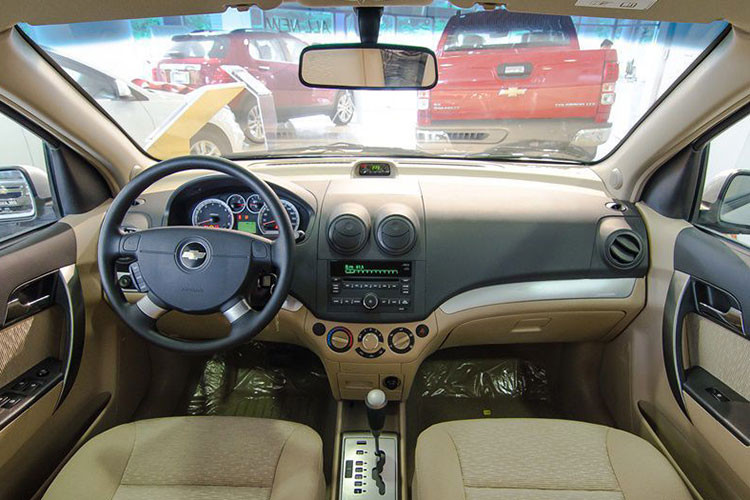 Bên trong nội thất, Aveo cũng tiếp tục thừa hưởng thiết kế bảng táp-lô từ chiếc Gentra trước đây. Do có giá rẻ nên chiếc xe chỉ có các ghế ngồi điều chỉnh tay, các chi tiết bằng nhựa đúc cứng. Hệ thống giải trí có đầu đĩa CD/Mp3, giắc kết nối nghe nhạc AUX chuẩn 3.5 mm. Xe cũng có vô lăng 4 chấu tích hợp phím điều khiển hệ thống giải trí.