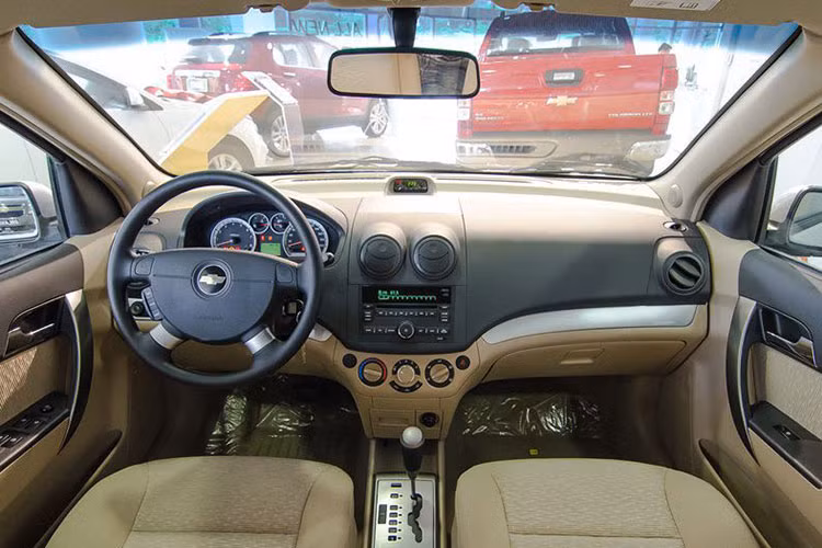 Bên trong nội thất, Aveo cũng tiếp tục thừa hưởng thiết kế bảng táp-lô từ chiếc Gentra trước đây. Do có giá rẻ nên chiếc xe chỉ có các ghế ngồi điều chỉnh tay, các chi tiết bằng nhựa đúc cứng. Hệ thống giải trí có đầu đĩa CD/Mp3, giắc kết nối nghe nhạc AUX chuẩn 3.5 mm. Xe cũng có vô lăng 4 chấu tích hợp phím điều khiển hệ thống giải trí.