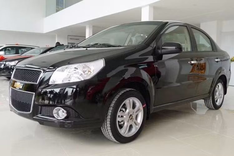 Phiên bản cao cấp hơn Chevrolet Aveo LTZ vẫn giữ mức giảm 80 triệu đồng của tháng trước, từ 495 triệu xuống còn 415 triệu đồng. So với bản LT, bản cao cấp LTZ chỉ khác ở trang bị hộp số là tự động 4 cấp. Theo kế hoạch bàn giao khi GM Việt Nam nhượng lại toàn bộ hoạt động cho thương hiệu ôtô VinFast trong thời gian sắp tới.