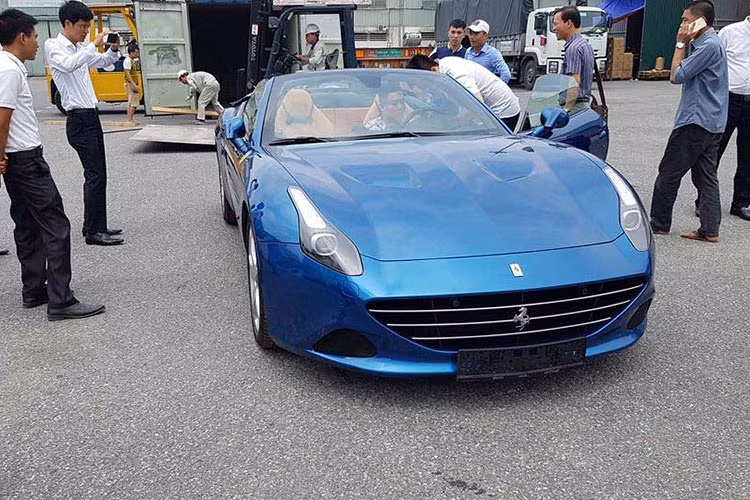 Ferrari California T sử dụng động cơ tăng áp V8 dung tích 3.9 lít, công suất 560 mã lực tại 7.500 vòng/ phút, mô-men xoắn cực đại 755 Nm. Xe có thể tăng tốc từ 0 – 100 km/h trong vòng 3,6 giây, nhanh hơn 0,2 giây so với California, tốc độ cực đại có thể đạt được là 316 km/h.