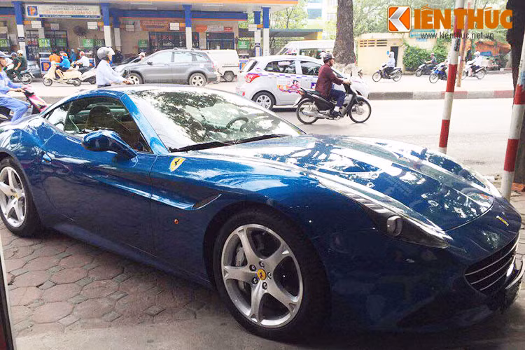  Giống như chiếc đầu tiên, Ferrari California T thứ hai có mặt tại Việt Nam cũng sở hữu lớp áo xanh dương ấn tượng. Xe vẫn giữ nguyên kiểu dáng như trên phiên bản California nhưng được trang bị động cơ mới, tên gọi được bổ sung thêm chữ “T” phía sau viết tắt của từ "Turbocharged" nhằm ám chỉ động cơ tăng áp kép.