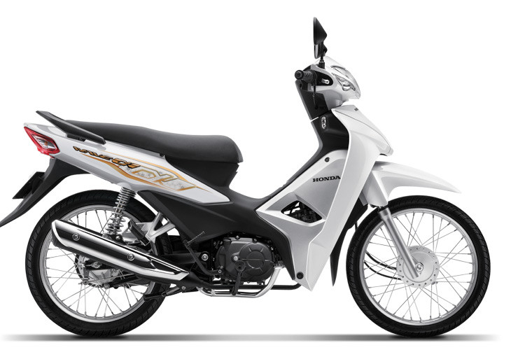 Tiếp nối truyền thống vốn có, Honda Wave Alpha 2020 mới tiếp tục sở hữu thiết kế nhỏ gọn, mang đến cho người dùng sự thoải mái và thuận tiện, phù hợp với nhiều mục đích sử dụng. Dù vậy Honda vẫn thêm thắt cho xe các chi tiết mới mẻ như bộ tem xe mới, thể hiện logo Wave Alpha cách điệu trên nền màu vàng đồng bắt mắt.
