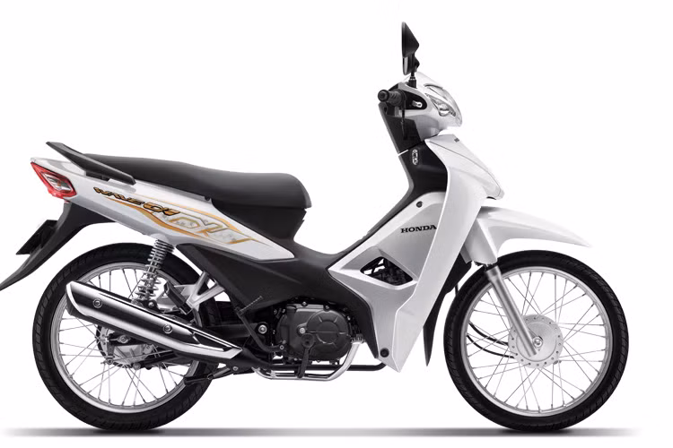 Tiếp nối truyền thống vốn có, Honda Wave Alpha 2020 mới tiếp tục sở hữu thiết kế nhỏ gọn, mang đến cho người dùng sự thoải mái và thuận tiện, phù hợp với nhiều mục đích sử dụng. Dù vậy Honda vẫn thêm thắt cho xe các chi tiết mới mẻ như bộ tem xe mới, thể hiện logo Wave Alpha cách điệu trên nền màu vàng đồng bắt mắt.