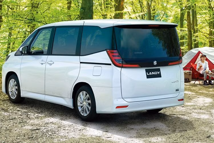 Trên thực tế, Suzuki Landy 2023 mới gần như giống hệt Toyota Noah thế hệ mới, từ thiết kế ngoại thất, nội thất, động cơ cho đến kích thước. Thay đổi rõ ràng nhất của Suzuki Landy 2023 và Toyota Noah có lẽ nằm ở logo hãng.