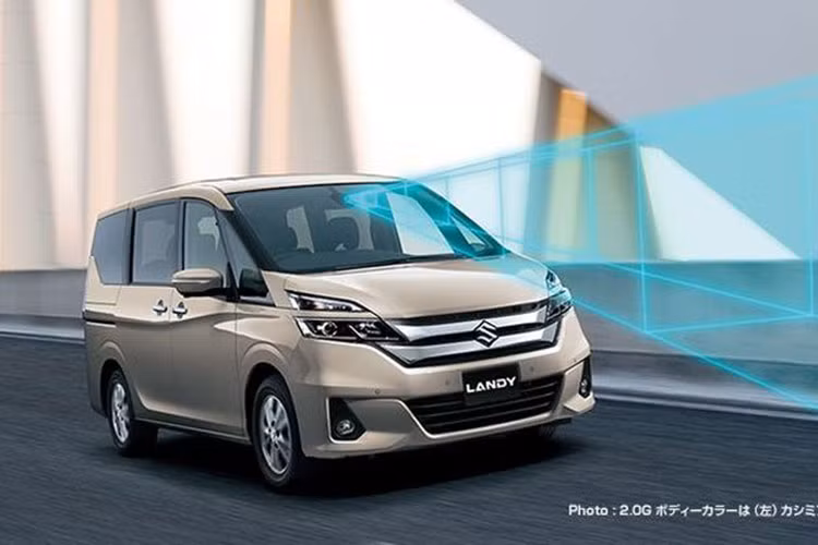 Ở hai góc đầu xe chỉ có hốc đèn sương mù giả màu đen để trang trí. Bên sườn, Suzuki Landy 2023 cũng được trang bị cửa trượt chỉnh điện. Bộ vành hợp kim của mẫu xe này được sơn màu bạc với thiết kế đa chấu. Phía sau Suzuki Landy 2023 cũng xuất hiện cụm đèn hậu nối liền với cột D và ăn sâu vào bên trong cửa cốp.