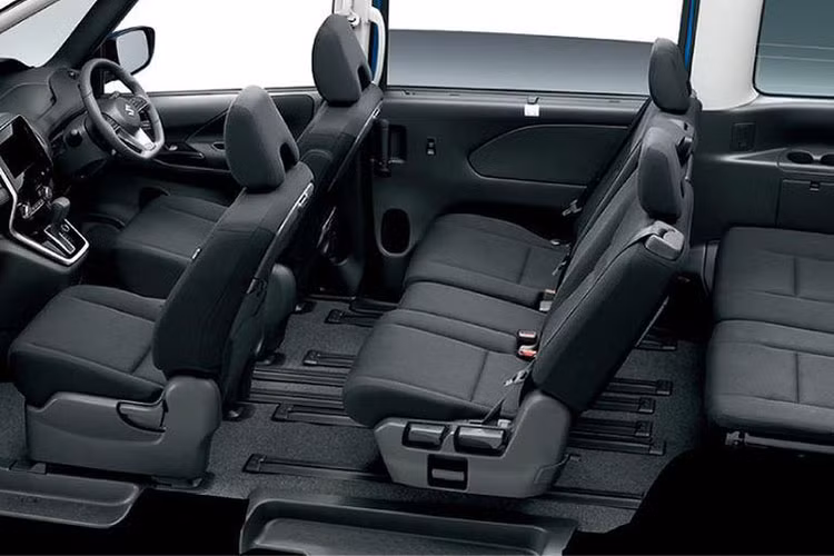 Bên trong Suzuki Landy 2023 cũng là không gian nội thất 3 hàng ghế với 7 chỗ hoặc 8 chỗ, tùy phiên bản. Nội thất được trang bị cột trước mỏng và màu đen cùng mặt táp-lô thiết kế ngang, mang đến tầm nhìn thoáng cho người ngồi trong xe.