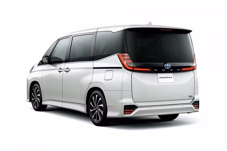 Thứ hai là hệ truyền động hybrid với máy xăng 4 xi-lanh, dung tích 1.8L, sản sinh công suất tối đa 140 mã lực. Ở phiên bản dẫn động cầu trước, Suzuki Landy Hybrid 2022 sẽ dùng mô-tơ điện mạnh 95 mã lực và 194 Nm. Ở phiên bản dẫn động 4 bánh, xe có thêm mô-tơ điện trên cầu sau với công suất tối đa 41 mã lực và mô-men xoắn cực đại 84 Nm.