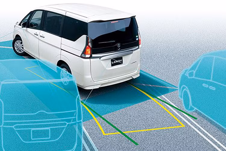 Suzuki Landy 2023 được trang bị lưới tản nhiệt cỡ lớn, đi kèm 3 nan màu bạc nằm ngang dày dặn. Lưới tản nhiệt nối liền với cụm đèn pha LED thanh mảnh ở hai bên. Trong khi đó, logo của hãng Suzuki trên đầu xe được sơn cùng màu với thân xe thay vì mạ crôm như phong cách truyền thống. Khác với Toyota Noah mới, Suzuki Landy 2023 không được trang bị đèn sương mù trước.
