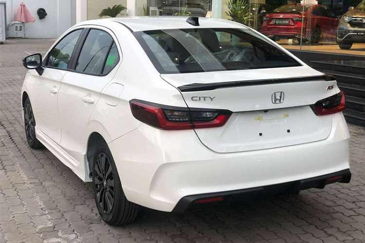 Honda City 2023 là phiên bản nâng cấp ra mắt tháng 7/2023 với những cải tiến nhẹ về ngoại hình, bổ sung thêm một số công nghệ an toàn vượt trội phân khúc và giá bán cũng tăng 10 triệu đồng so với phiên bản cũ. Hiện tại, giá niêm yết của Honda City dao động khoảng 559-609 triệu đồng. 