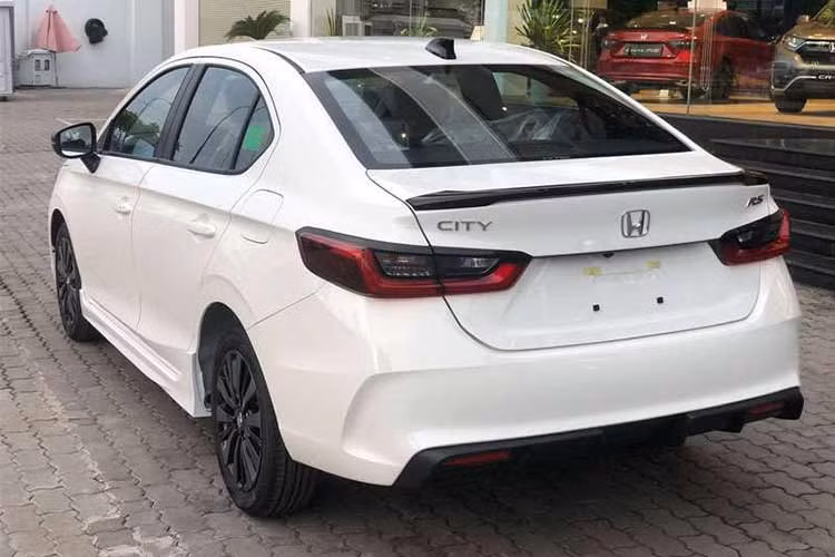 Honda City 2023 là phiên bản nâng cấp ra mắt tháng 7/2023 với những cải tiến nhẹ về ngoại hình, bổ sung thêm một số công nghệ an toàn vượt trội phân khúc và giá bán cũng tăng 10 triệu đồng so với phiên bản cũ. Hiện tại, giá niêm yết của Honda City dao động khoảng 559-609 triệu đồng. 