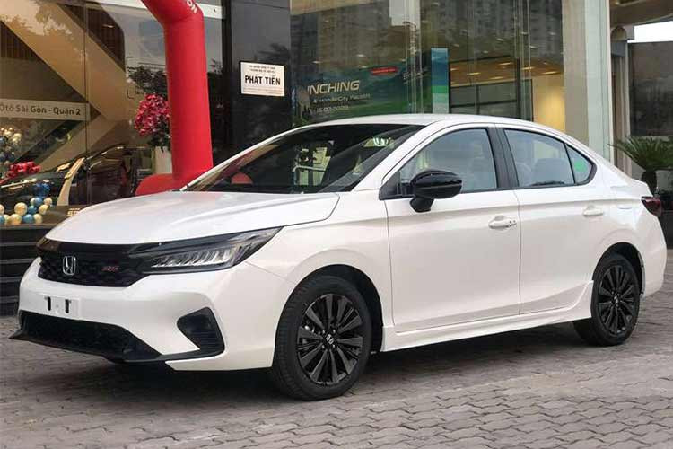 Honda City 2023 Không chịu kém thua kém đối thủ, Honda Việt Nam đã sớm triển khai ưu đãi cho khách mua xe Honda City. Tất cả khách hàng ký hợp đồng mua xe trong trong thời gian từ 6-30/11/2023 sẽ nhận về ưu đãi 50% lệ phí trước bạ. Ngoài ra, đại lý còn tặng cho khách mua 20-50 triệu đồng tiền mặt, bộ phụ kiện chính hãng hoặc bảo hiểm thân vỏ.