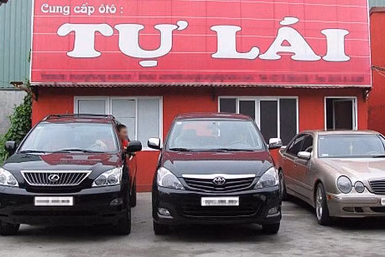 Khach thue oto tu lai dinh phat nguoi, chu xe 