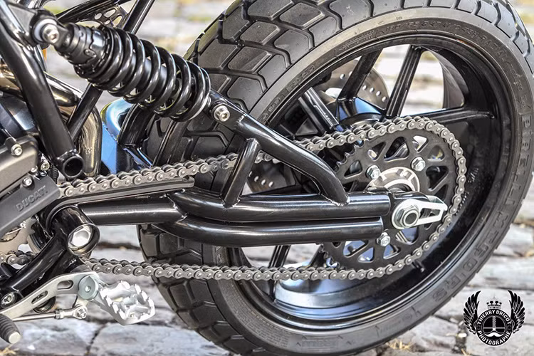  Gắp sau của Scrambler cũng được Krugger làm mới bằng việc sử dụng loại gắp dạng ống sơn đen, hoàn toàn khác so với nguyên bản.