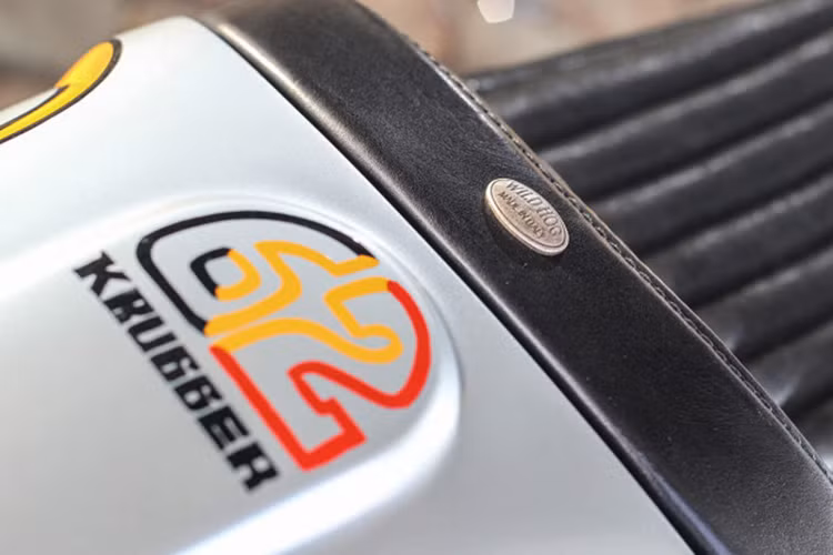 Ốp yên sau được sơn màu bạc và mang số 62 cùng tên của chính người tạo nên bản độ này.