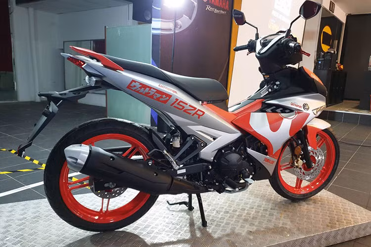 Là phiên bản giới hạn đặc biệt, Yamaha Y15ZR Ultraman Limited Edition mới sở màu sơn và bộ tem đặc biệt. Màu sắc chủ đạo của xe sẽ là màu bạc với các chi tiết tem màu đỏ, bộ vành xe cũng sẽ có màu đỏ, bên cạnh đó là các chi tiết màu đỏ nổi bật như ốp che mỏ cày, che két nước. Hai màu sắc này chính là màu sắc của bộ trang phục Ultraman.