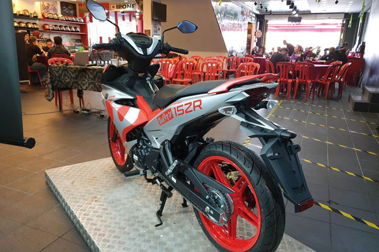 Khối động cơ xylanh đơn, SOHC, dung tích 150cc, làm mát bằng dung dịch trên Yamaha Y15ZR Ultraman sản sinh công suất 15,2 mã lực tại tua máy 8.500 vòng/phút và mômen xoắn cực đại 13,8 Nm tại tua máy 7.000 vòng/phút, đi kèm xe là hộp số côn tay 5 cấp.