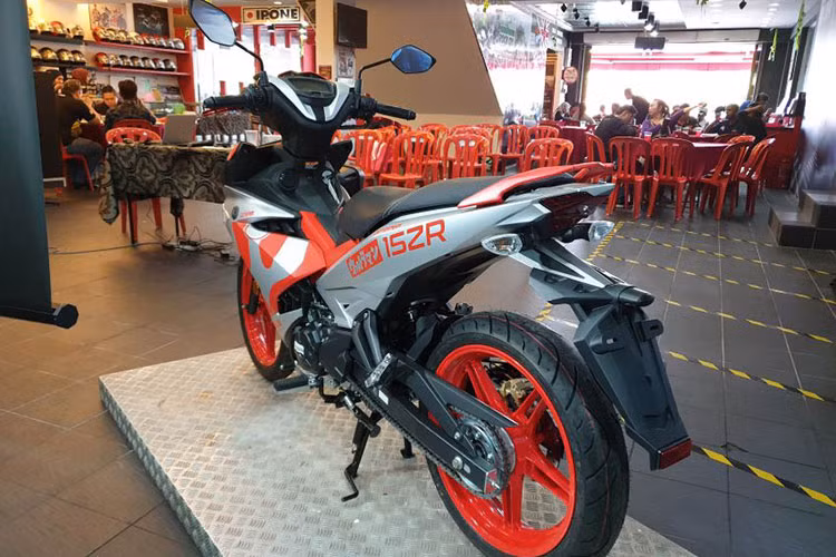 Khối động cơ xylanh đơn, SOHC, dung tích 150cc, làm mát bằng dung dịch trên Yamaha Y15ZR Ultraman sản sinh công suất 15,2 mã lực tại tua máy 8.500 vòng/phút và mômen xoắn cực đại 13,8 Nm tại tua máy 7.000 vòng/phút, đi kèm xe là hộp số côn tay 5 cấp.