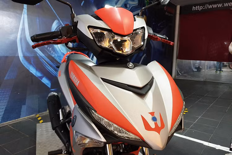 Mỗi chiếc xe sẽ có biển tên bản đặc biệt kèm số thứ tự xuất xưởng được bố trí bên trái ốm đèn pha. Người dùng có thể đặt mua bản đặc biệt theo số thứ tự ưa thích, miễn là số đó vẫn chưa bị người khác mua mất.