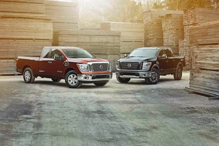 Sau khi ra mắt mẫu bán tải Nissan Titan King Cab phiên bản ca-bin kép vào đầu năm 2016, đến cuối năm 2016 Nissan tiếp tục bổ sung phiên bản ca-bin đơn. Biến thể ca-bin đơn này sẽ có trên cả Titan và Titan XD để hướng tới những khách hàng chỉ cần chiếc bán tải có 2 chỗ ngồi và phần thùng xe phía sau thật dài để chở được nhiều đồ.