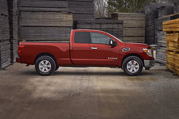 Cũng giống như các phiên bản Crew Cab (ca-bin đôi, 4 cửa), phiên bản Titan Single Cab (ca-bin đơn, 2 cửa) thế hệ mới có ngoại hình hiện đại và mạnh mẽ hơn. Thiết kế ca-bin trên bản King Cab trang bị cửa bản lề phía sau, người dùng chỉ có thể mở sau khi cửa trước mở ra.