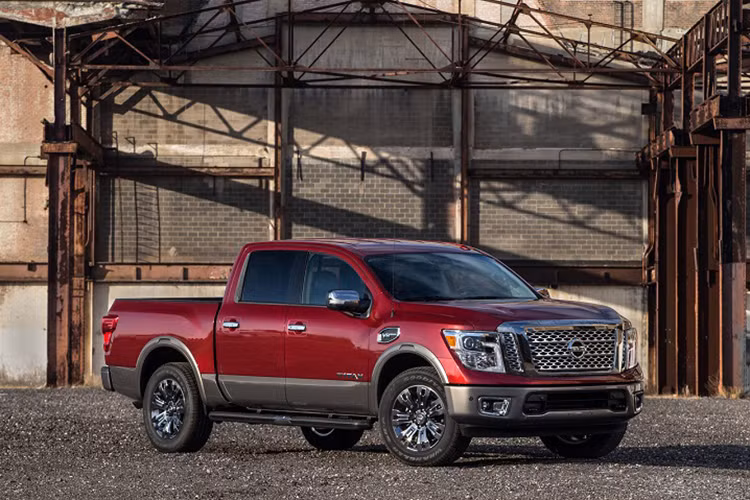 Trong khi đó, phiên bản cao cấp Titan XD SV với trang bị động cơ Cummins có giá bán từ 45.205 USD (tương đương 1,03 tỷ đồng) với hệ dẫn động 2 bánh và 47.735 USD (tương đương 1,08 tỷ đồng) với hệ dẫn động 4 bánh. Cuối tùng, bán tải Titan XD SV 2017 với trang bị động cơ Cummins sẽ có giá bán 51.685 USD (tương đương 1,17 tỷ đồng).