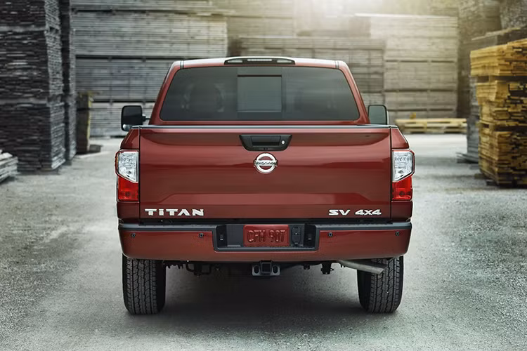 Nissan Titan King Cab sẽ được bán với mức giá 33.745 USD (tương đương 767 triệu đồng) và Nissan Titan XD King Cab 2017 có giá bán từ 34.755 USD (tương đương 790 triệu đồng), giá bán đã bao gồm phí giao xe 1.115 USD (tương đương 25 triệu đồng).