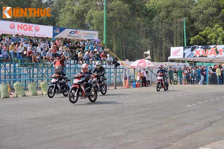 Là mẫu xe côn tay cỡ nhỏ dung tích từ 110 - 125cc, nhưng Honda Blade và MSX được các tay đua Việt Nam thể hiện không hề kém cạnh những chiếc môtô PKL. Trên khán đài, hàng chục nghìn khán giả phải trầm trồ trước tài năng của họ.