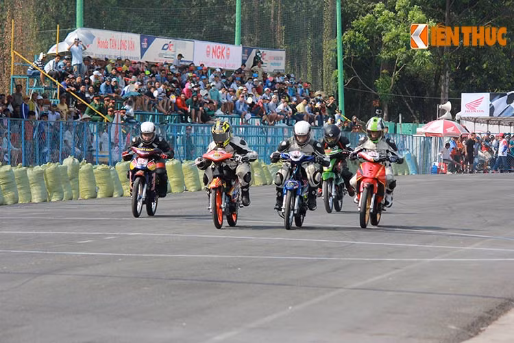 Mặc dù được độ công suất khá mạnh nhưng những chiếc "xế nổ" Honda vẫn là những dòng xe phổ thông nên tốc độ tối đa cũng như khả năng tăng tốc không cao. Khả năng bứt tốc cao nhất chỉ xấp xỉ lên đến trên 100 km/h.