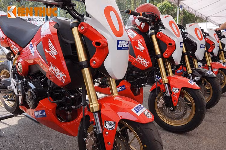 Những chiếc "xế nổ thương mại" Honda Blade 110 và MSX 125 đã được chuẩn bị sẵn sàng cho các vòng đua. Đây là những chiếc xe đã được độ lên sao cho phù hợp với giải đua cũng như đủ sức mạnh để vượt mọi chướng ngại trên đường.