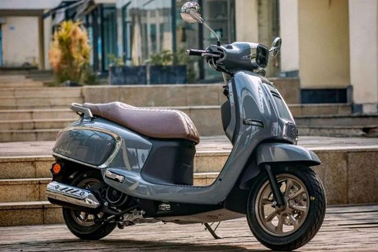 Với phong cách hoài cổ đậm chất Vespa cùng mức giá xe Suzuki US125 2025 chỉ tương đương từ 35 triệu đồng, mẫu xe này nhanh chóng thu hút sự chú ý của người tiêu dùng trẻ yêu thích cá tính và sự khác biệt.