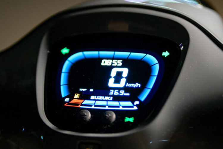 Khối động cơ 125cc được xem là phù hợp với nhu cầu sử dụng hàng ngày trong môi trường đô thị đông đúc, đặc biệt là khi cần di chuyển linh hoạt ở tốc độ thấp và trung bình. Với trọng lượng nhẹ, xe mang lại cảm giác điều khiển dễ chịu, phù hợp cả với người mới bắt đầu hoặc những ai tìm kiếm phương tiện di chuyển tiện dụng trong thành phố. 