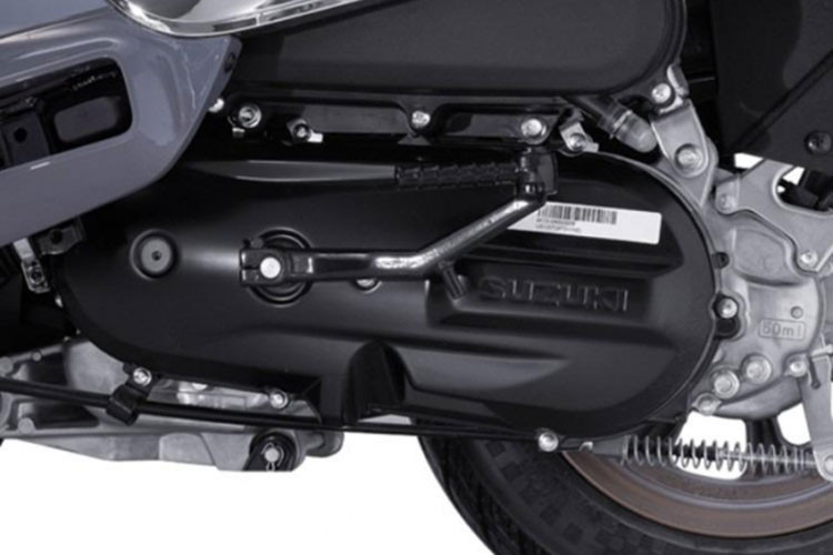 Đáng chú ý, US125 còn được trang bị đèn cảnh báo nguy hiểm – trang bị hiếm thấy trong phân khúc xe ga phổ thông giá rẻ. Về an toàn, Suzuki US125 sở hữu hệ thống phanh đĩa phía trước và phanh tang trống phía sau – cấu hình phổ biến trong phân khúc.